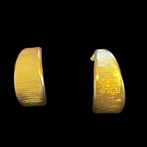 EUC Vintage Women’s Monet Brushed Gold Pierced Huggie Hoop Earrings.